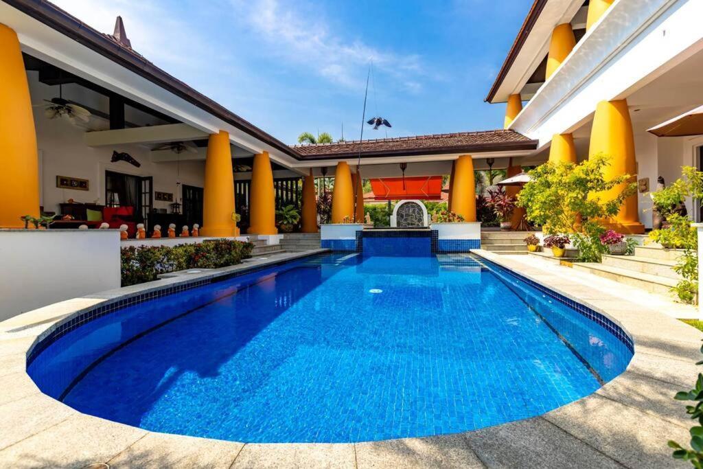 Bali Style Mansion In Great Location! Villa