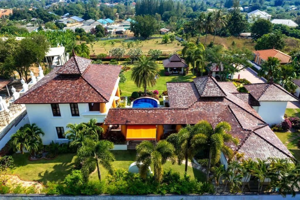 Bali Style Mansion In Great Location! Villa Hua Hin