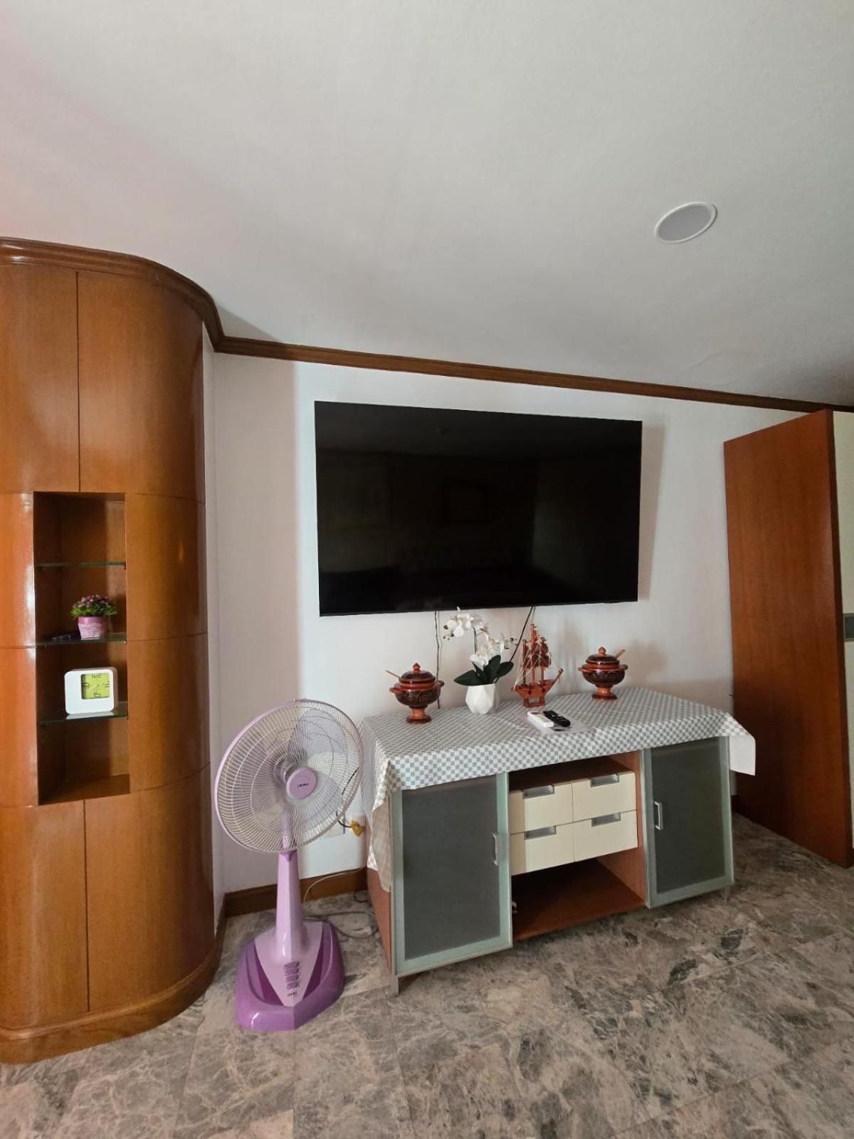 Spacious Lakeview In Palm Pavilion Near Airport Apartment