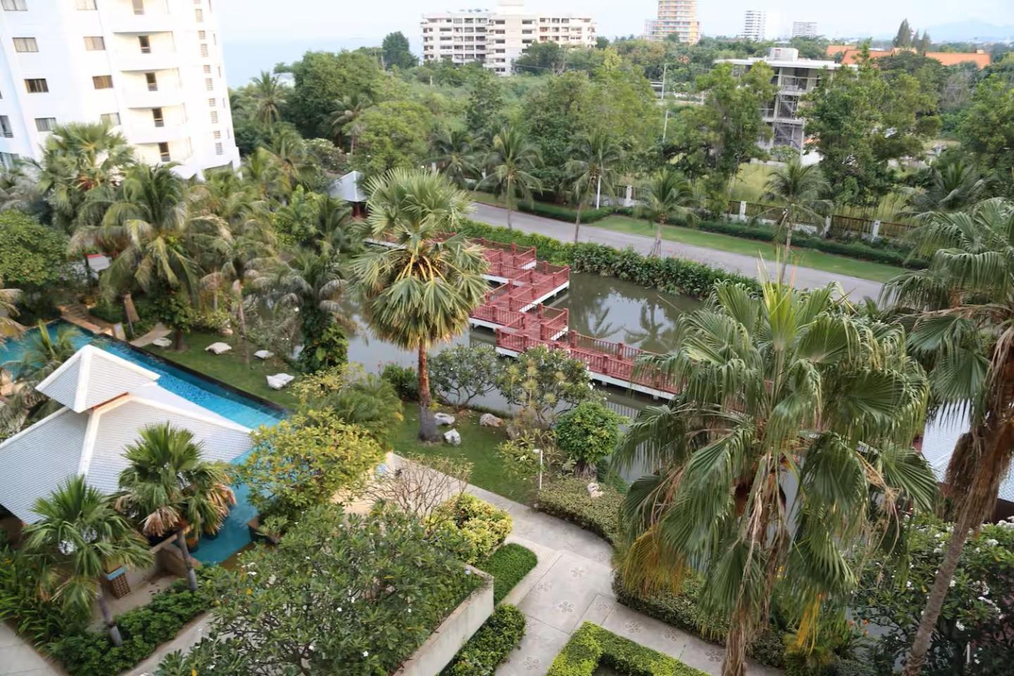 Spacious Lakeview In Palm Pavilion Near Airport