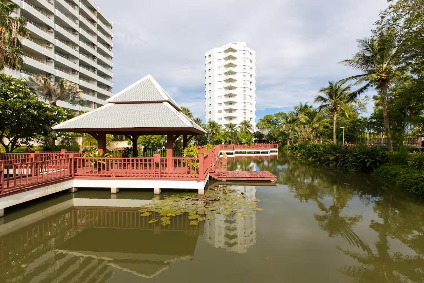 Apartment Spacious Lakeview In Palm Pavilion Near Airport