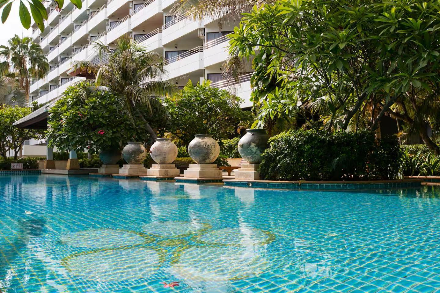 Spacious Lakeview In Palm Pavilion Near Airport