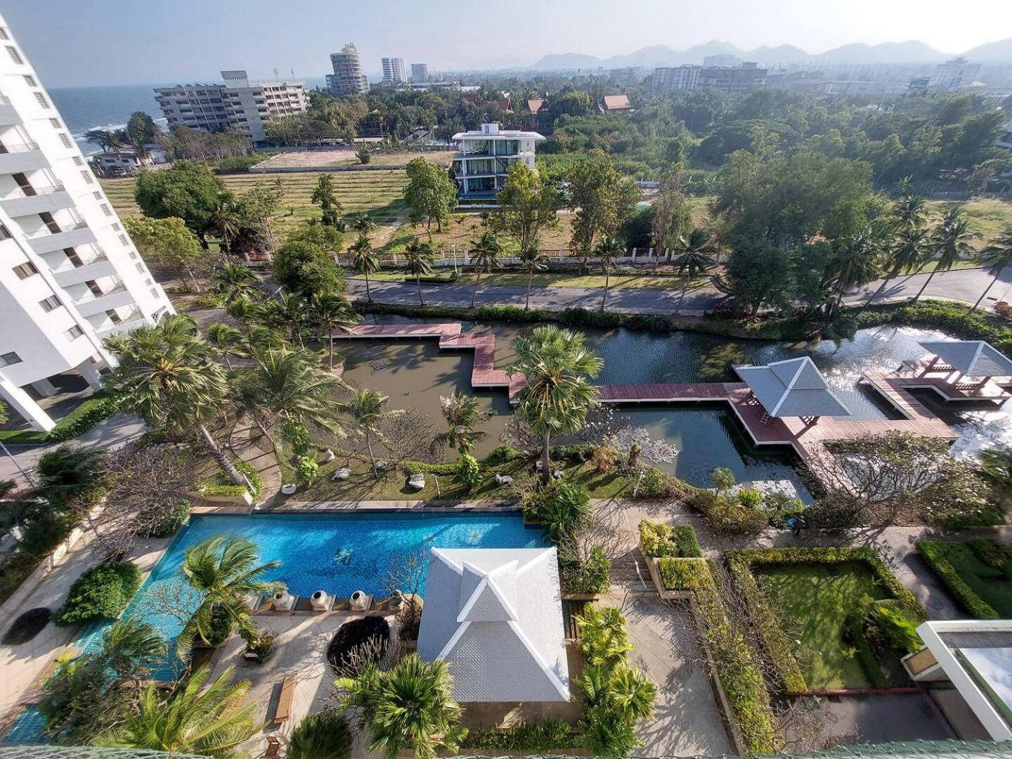 Spacious Lakeview In Palm Pavilion Near Airport
