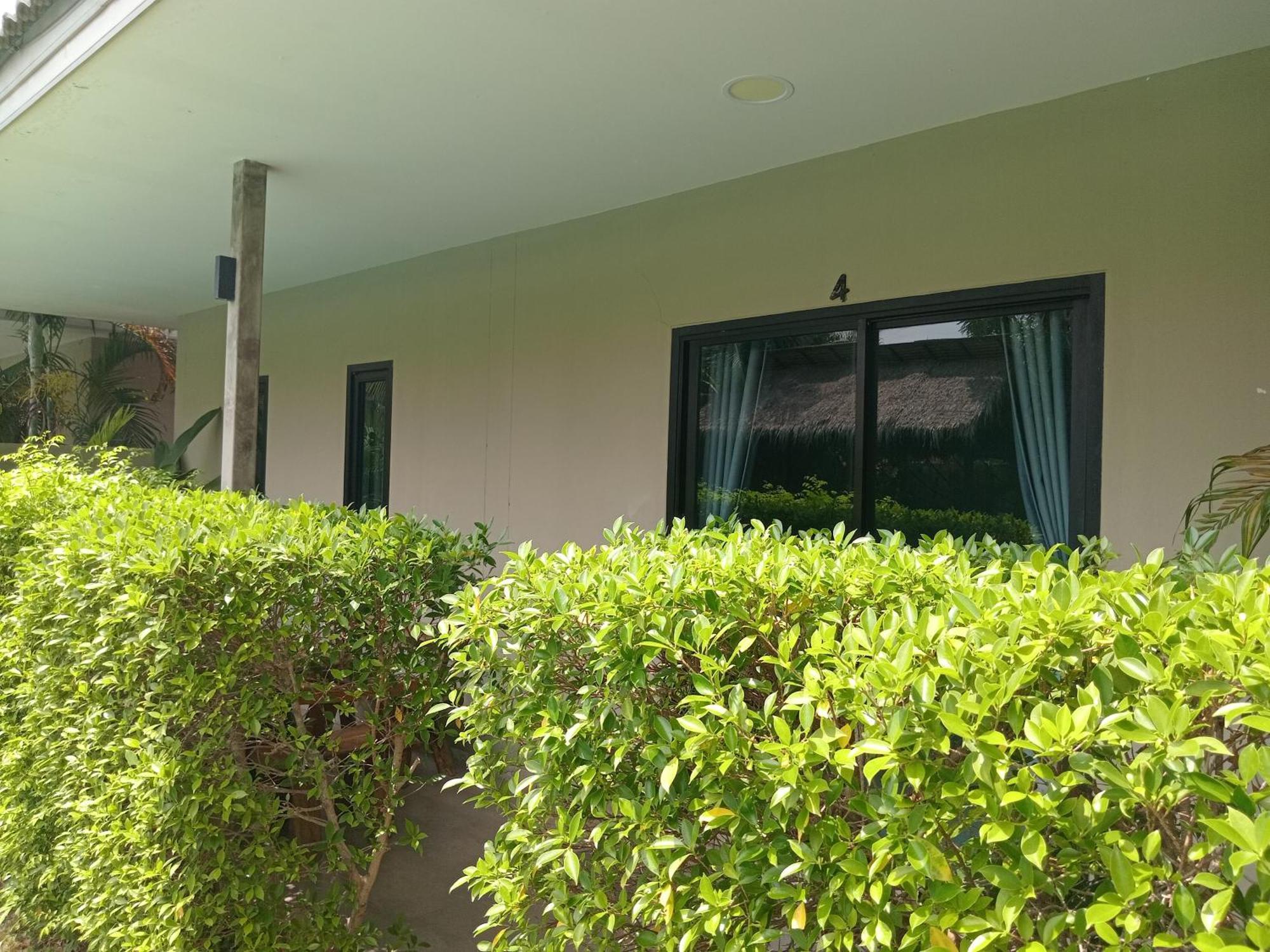 Tropical House​ Resort *