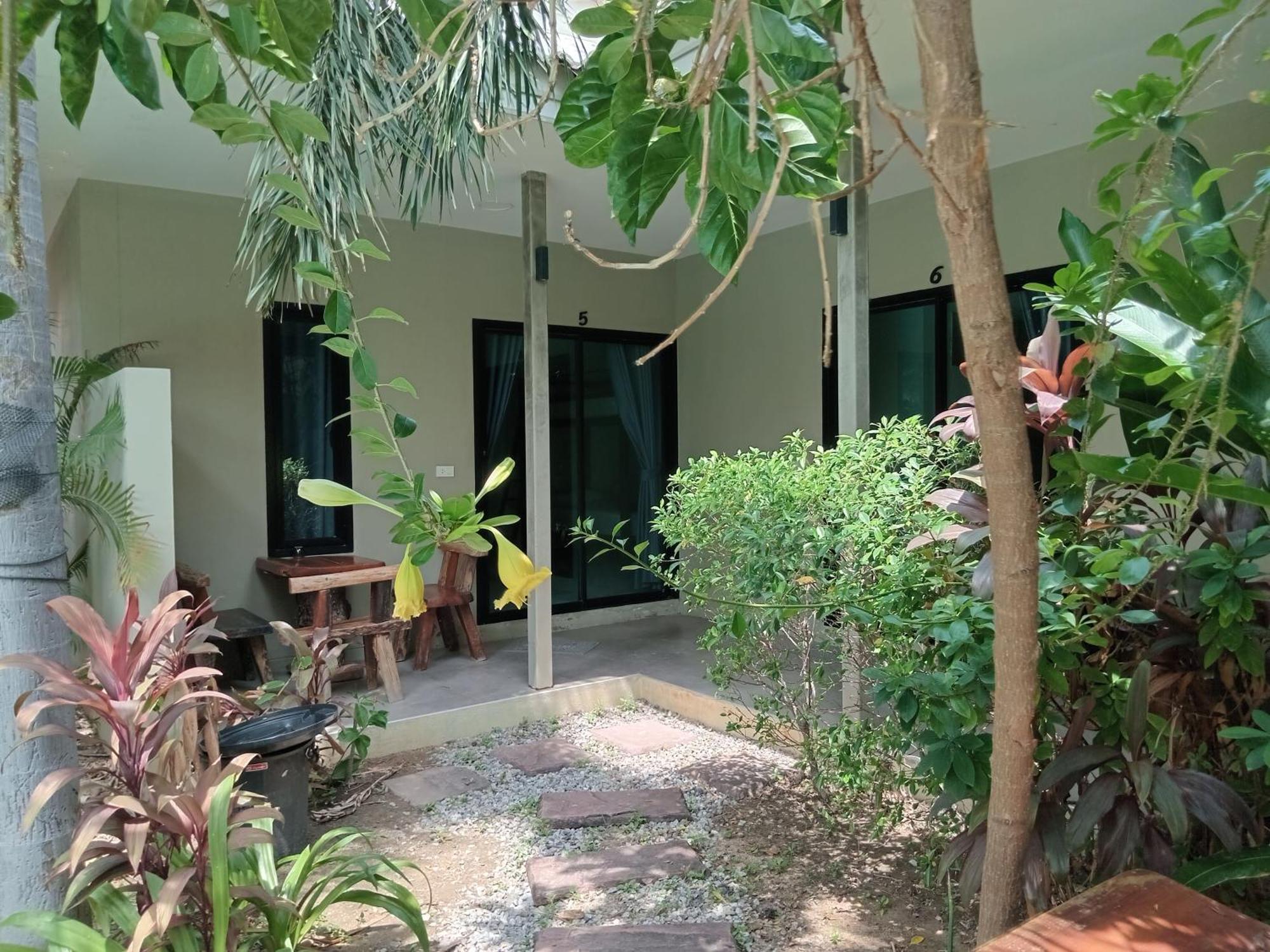 Tropical House​ * HHQ