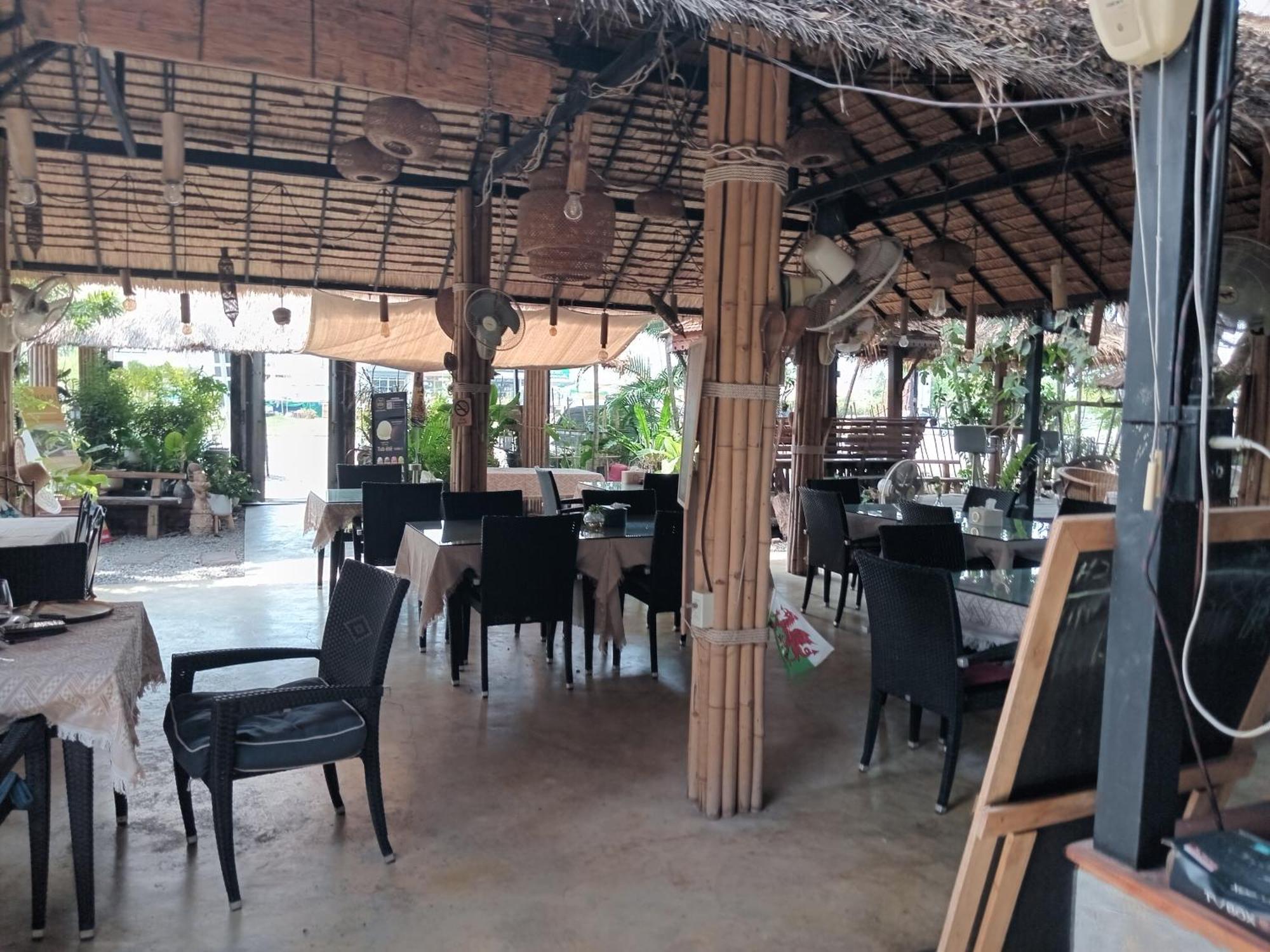 Tropical House​ Resort *