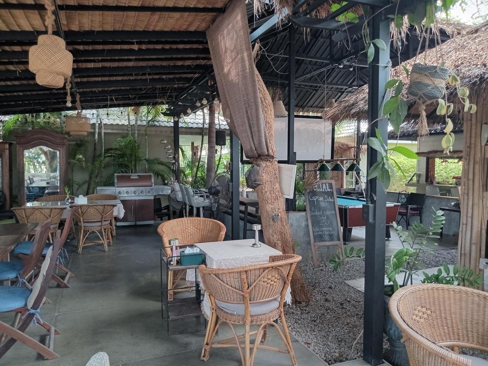 Tropical House​ Resort *