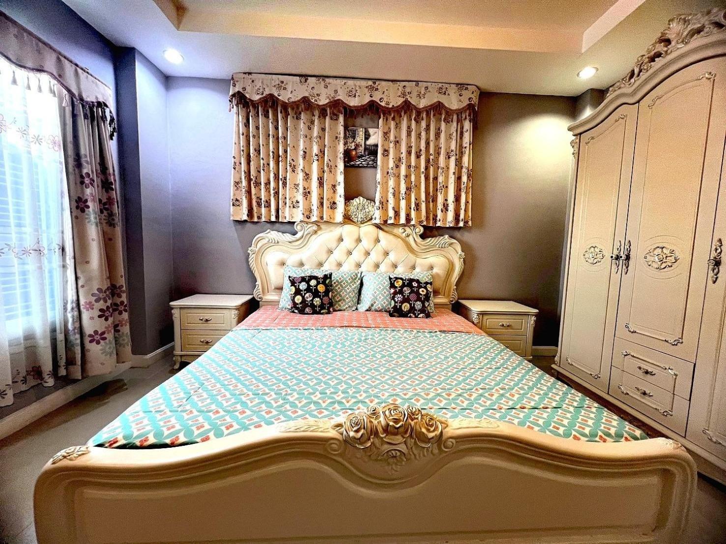 บ้านพูลแอคเซส 4 ห้องนอน จัดปาร์ตี้ คาราโอเกะ โต๊ะพูล พัก 8-20 คน Holiday home
