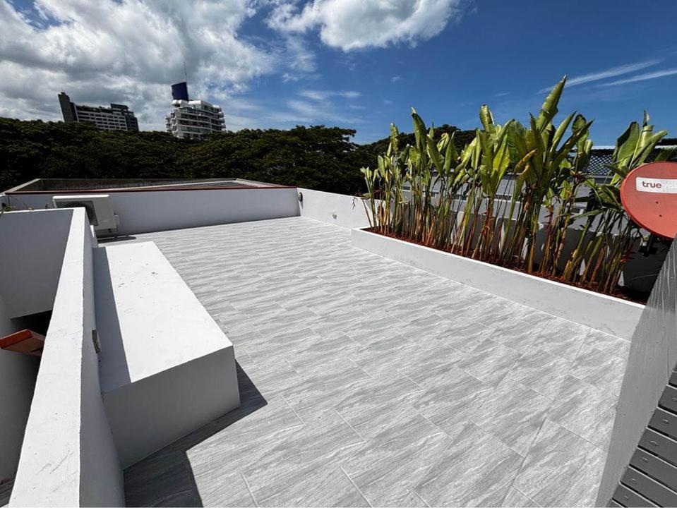 Villa Rare, Special Pool *