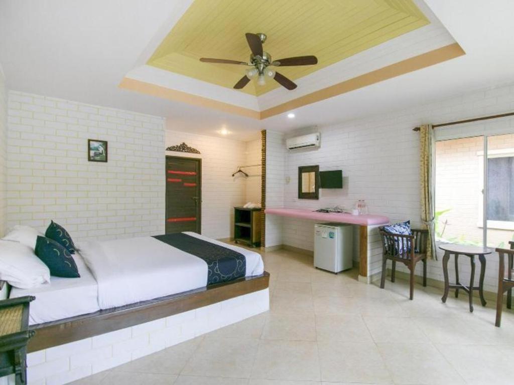 Capital O961 Baan Dow Chompoo Hotel