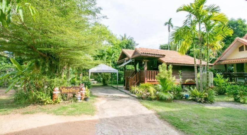 Oyo 1062 Baanrai Kongjaroen Hotel 3*