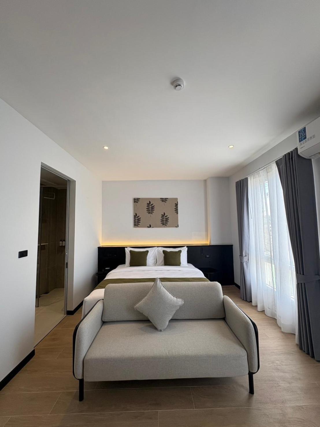 Khách sạn Whitt Hua Hin