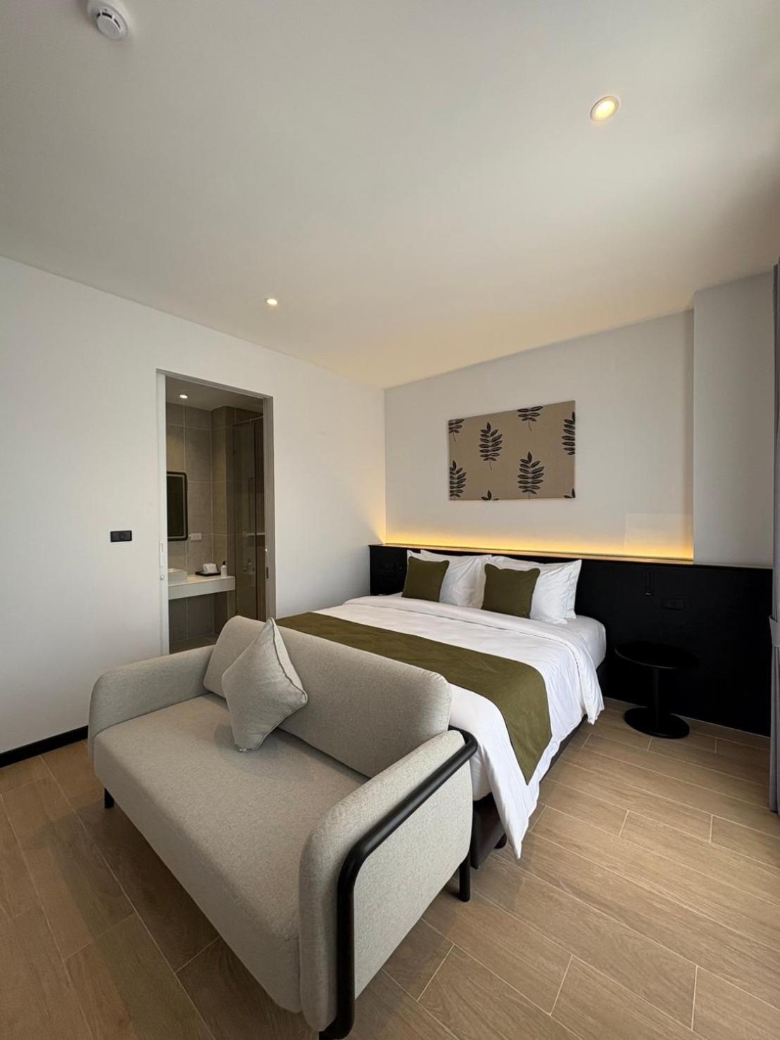Khách sạn Whitt Hua Hin