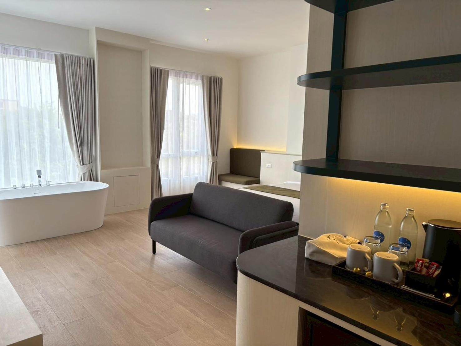 Khách sạn Whitt Hua Hin