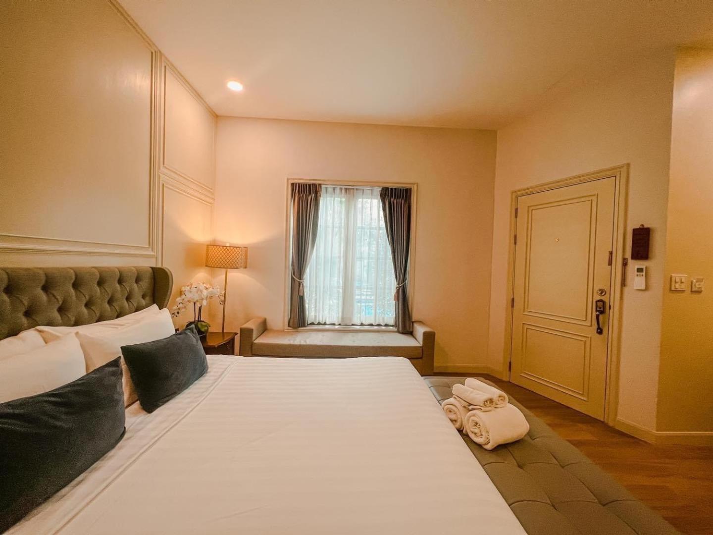 Seville 4*