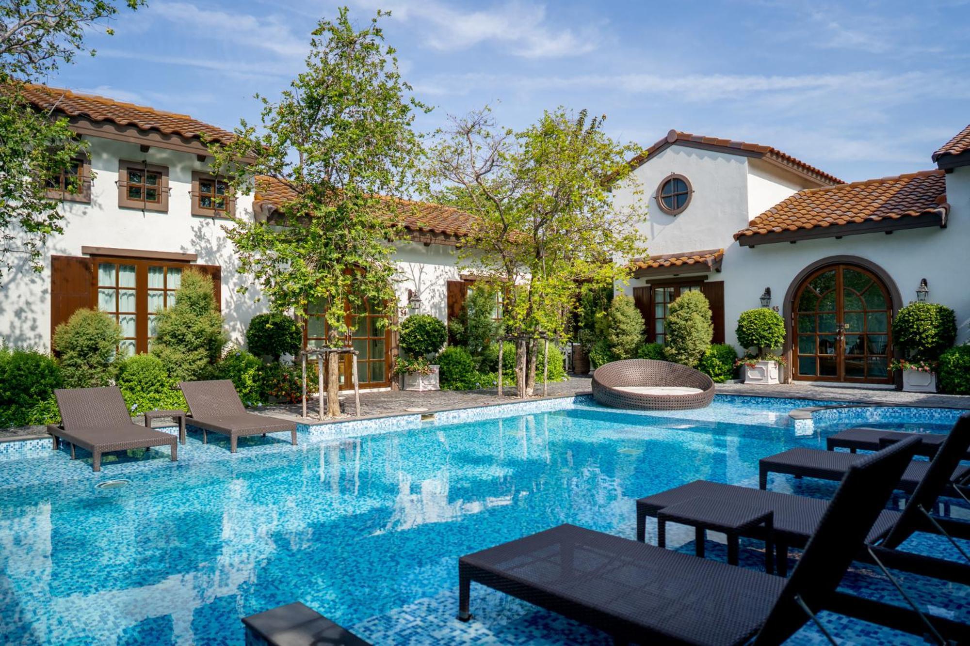 Seville 4*