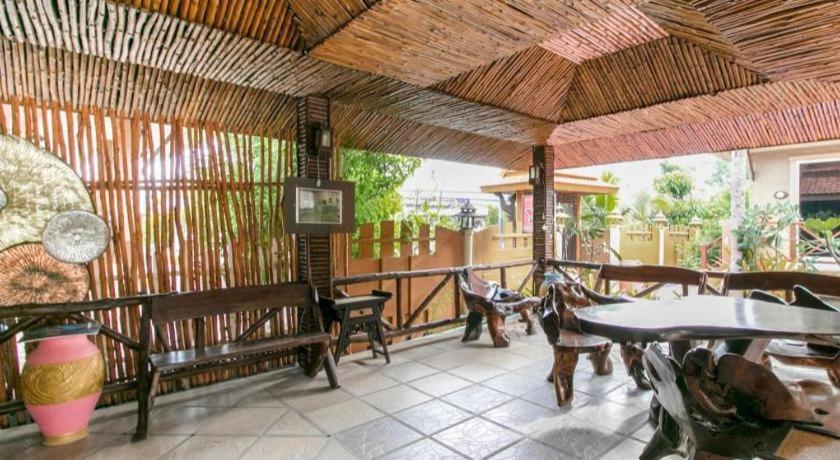 Capital O961 Baan Dow Chompoo Hotel