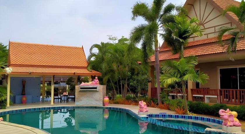 Capital O961 Baan Dow Chompoo Hotel