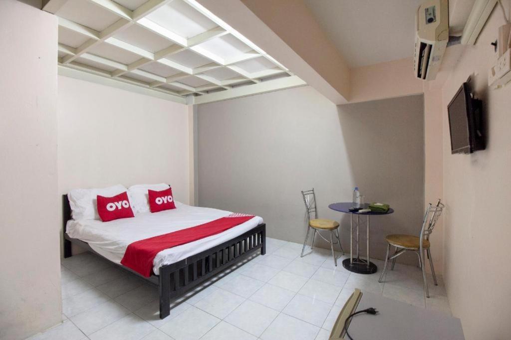 Oyo 75372 Flight Hut Hotel