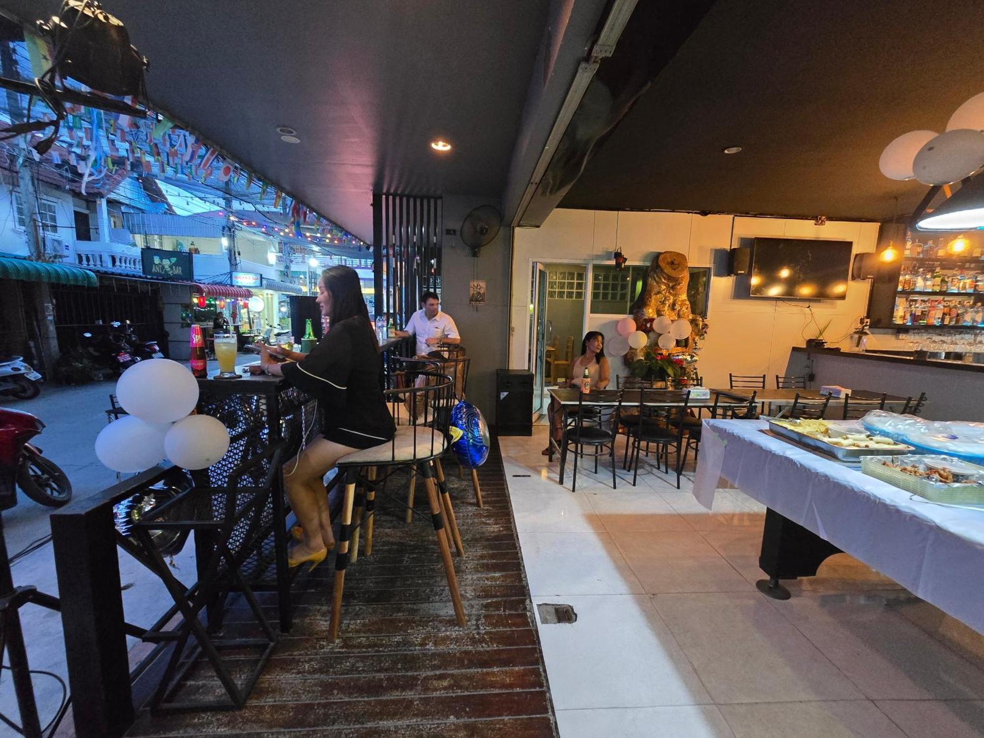 The Piya's Lounge And