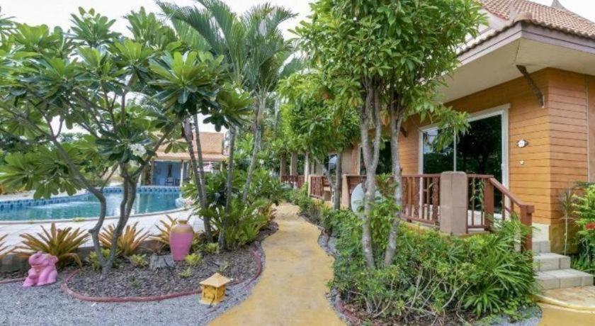 Capital O961 Baan Dow Chompoo Hotel 2*