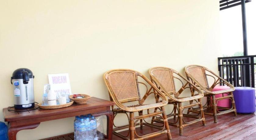 Baan Taklom Chomtalay Hotel