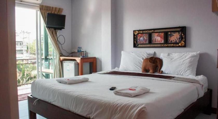 Baan Taklom Chomtalay Hotel