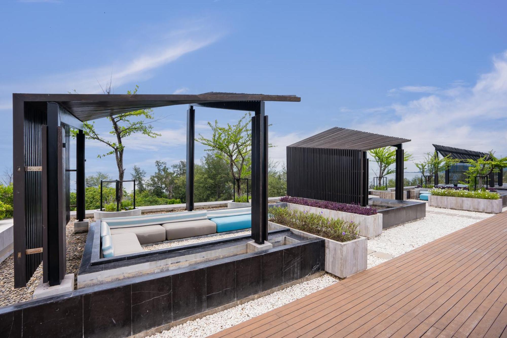 Beachside Chic Coastal Hideaway With Pool, Gym & View Apartment