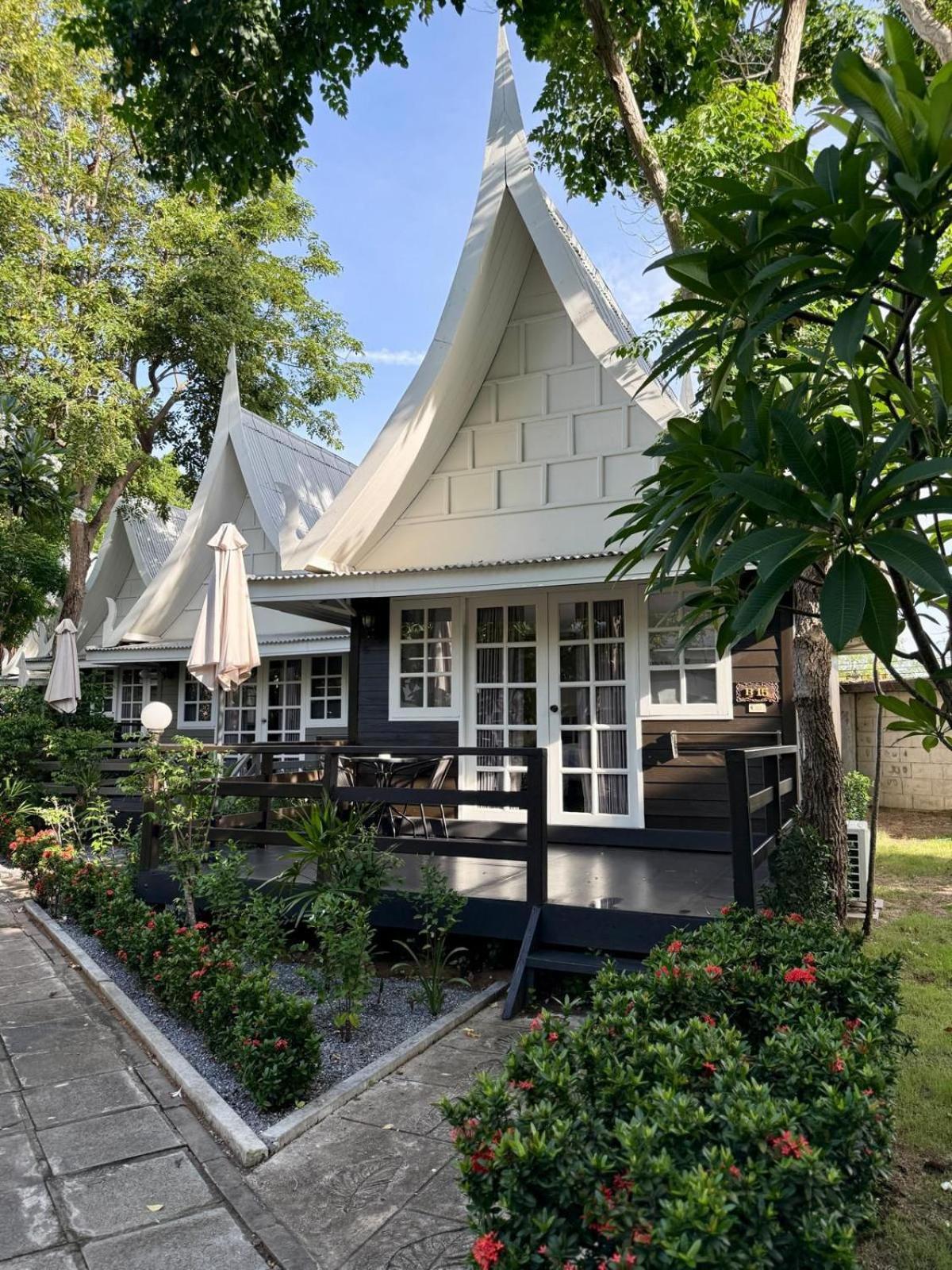 Luna Hut Hua Hin
