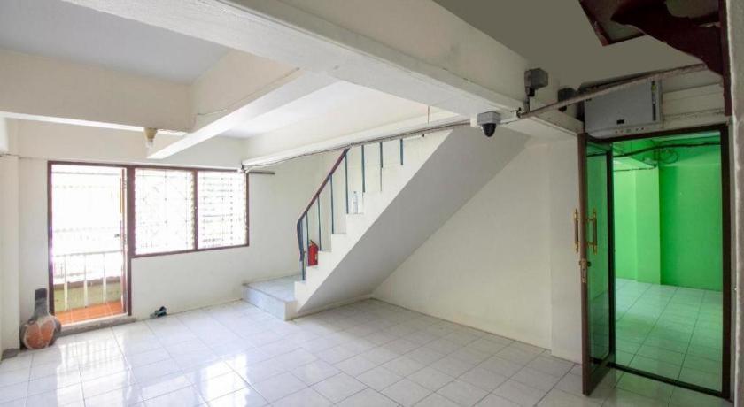 Oyo 75372 Flight Hut 2*