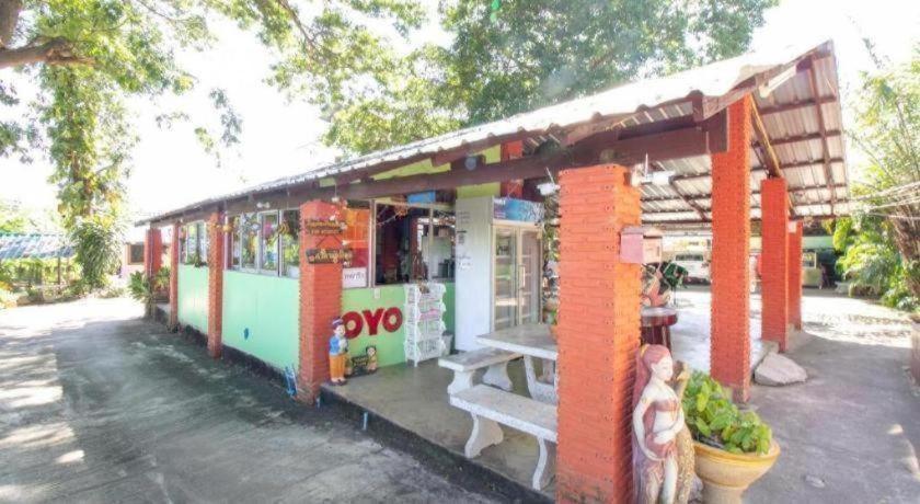 Oyo 75372 Flight Hut 2*
