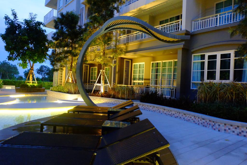 Pool Access 2 Bedrooms Autumn A116