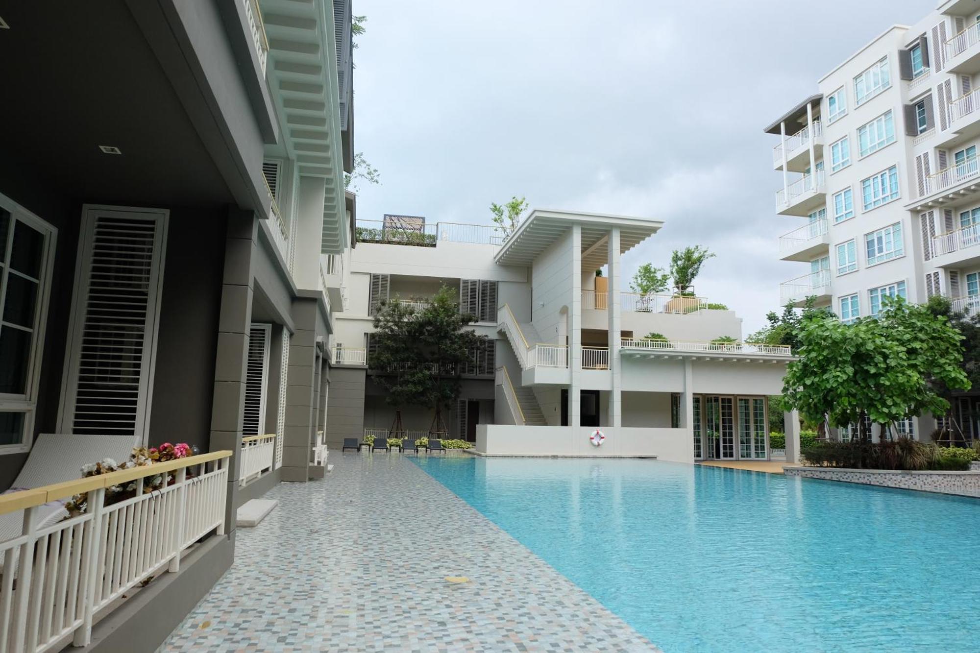 Pool Access 2 Bedrooms Autumn A116