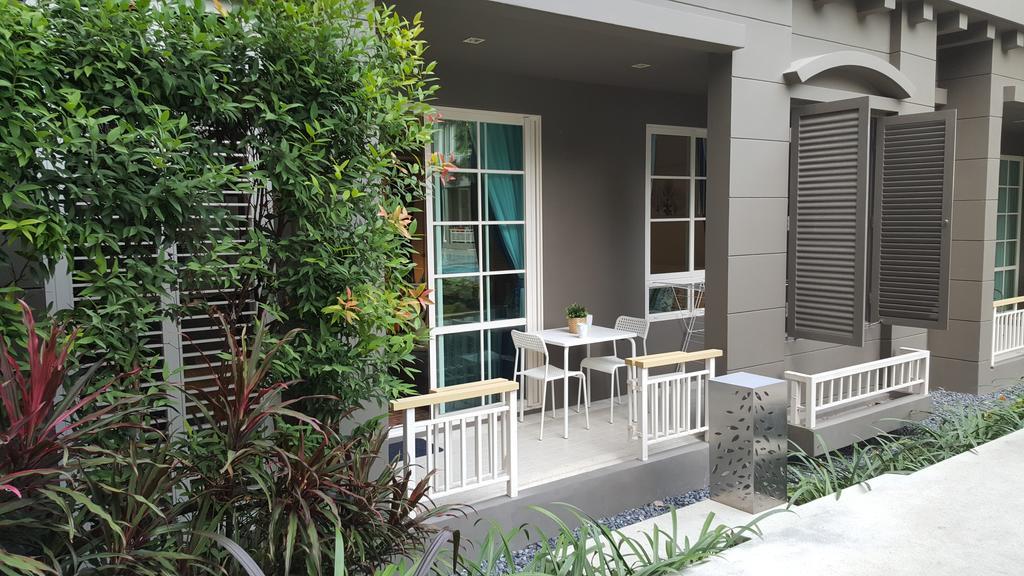 Pool Access 2 Bedrooms Autumn A116 Apartment