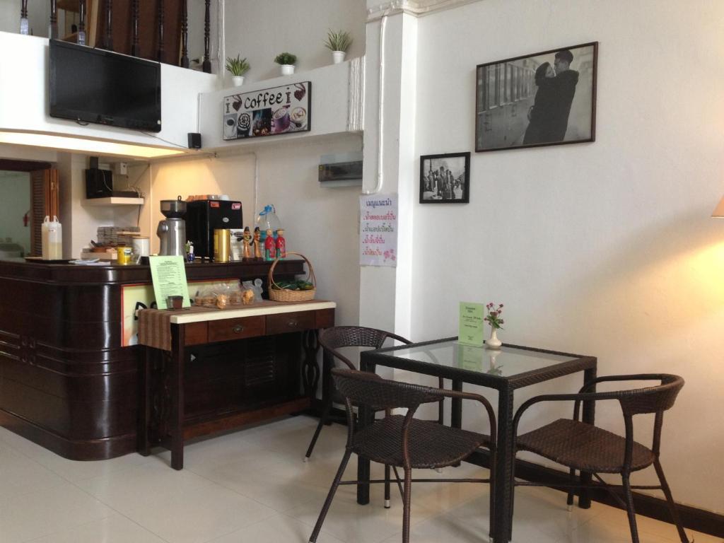 Corner Cafe 2*
