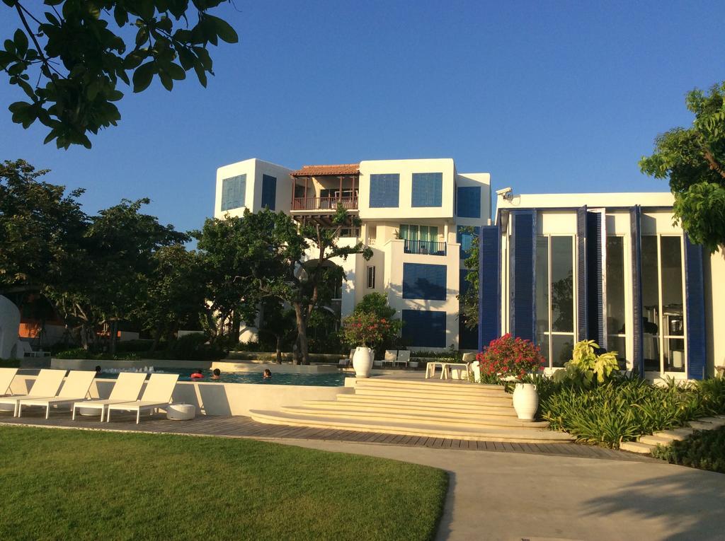 The Chelona Pool Access By Away Apartment