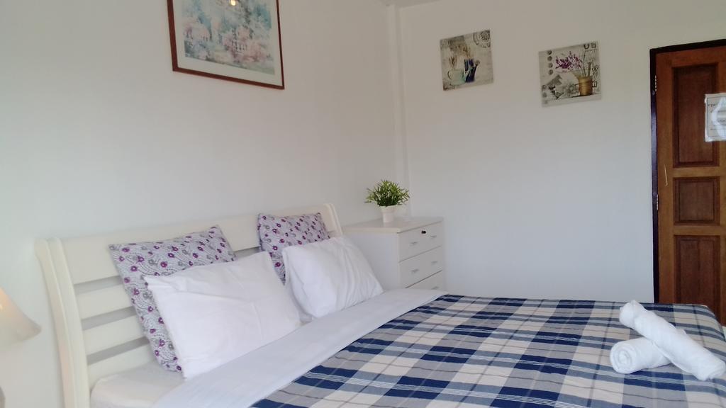 Corner Cafe Bed & Breakfast 2*