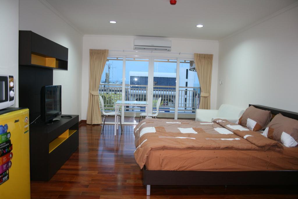 Baanklang By Petch Apartment