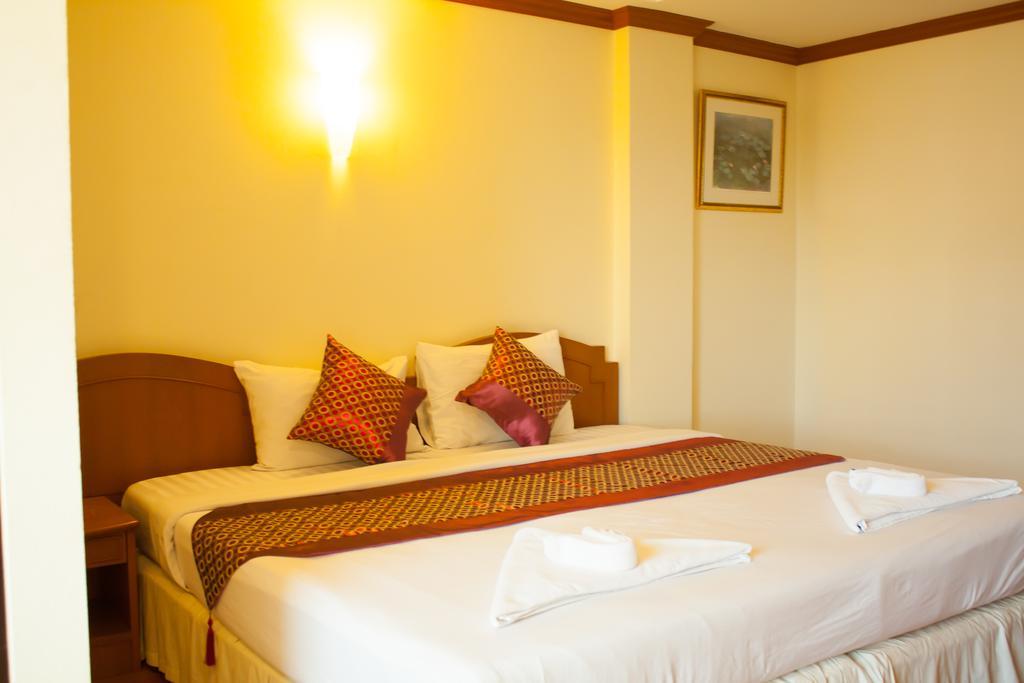 Hotel Chomsin ชมสินธุ์ HHQ