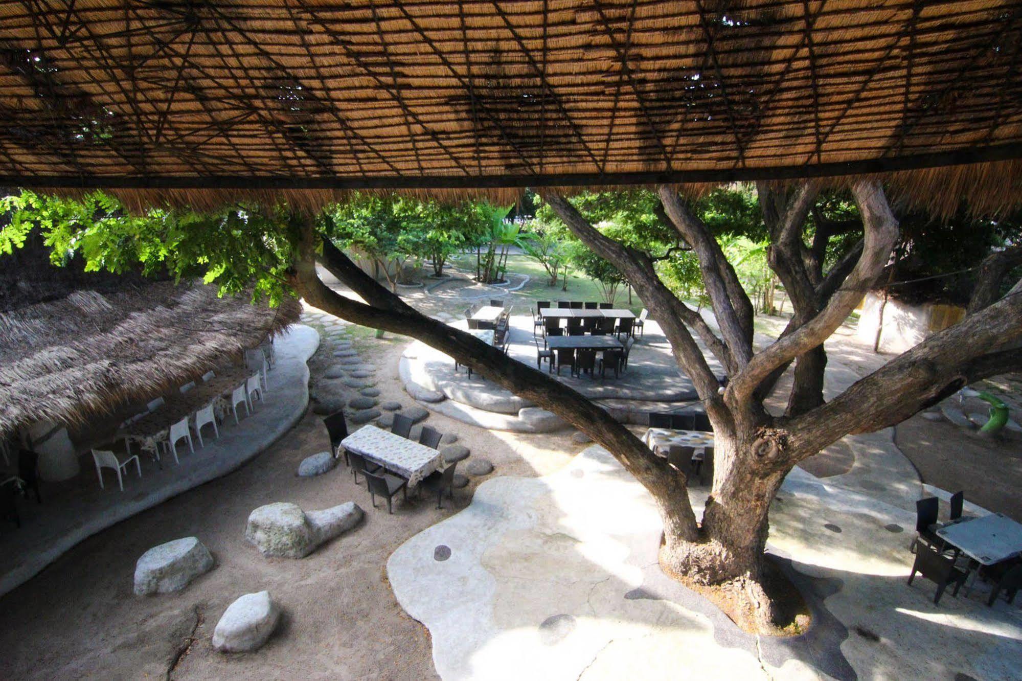 Naidee Sculptured Huts 2*