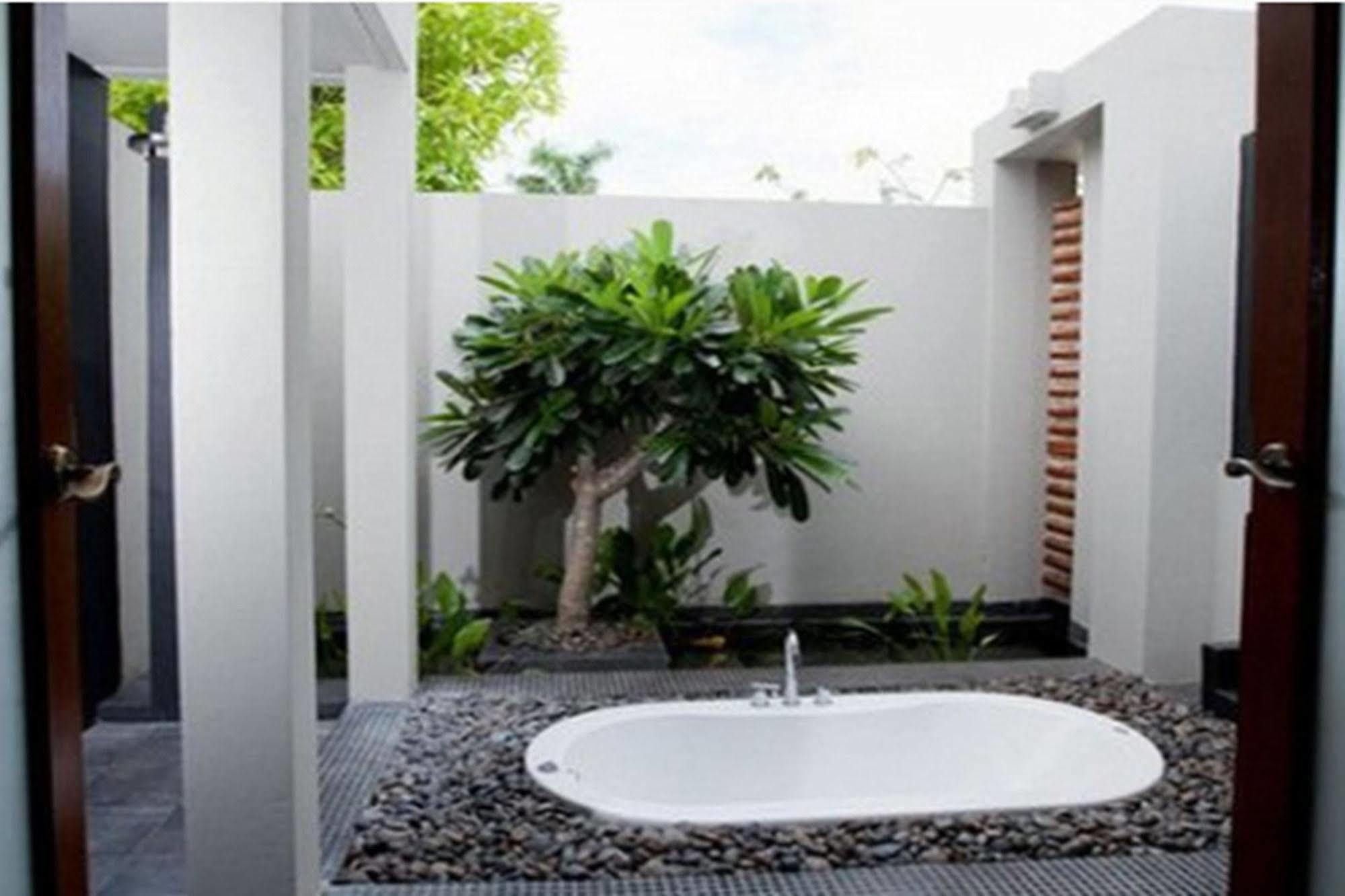 Resort Aka & HHQ