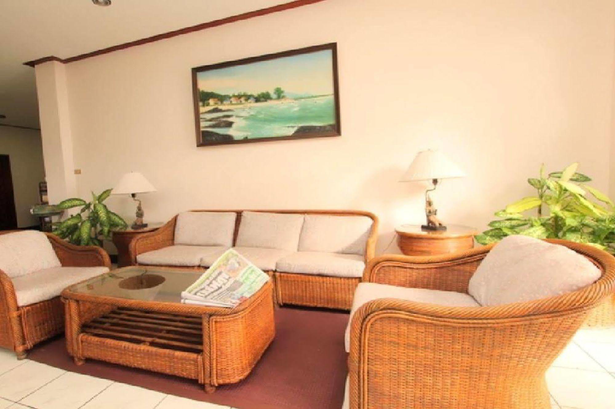 Hotel Baanbusarin