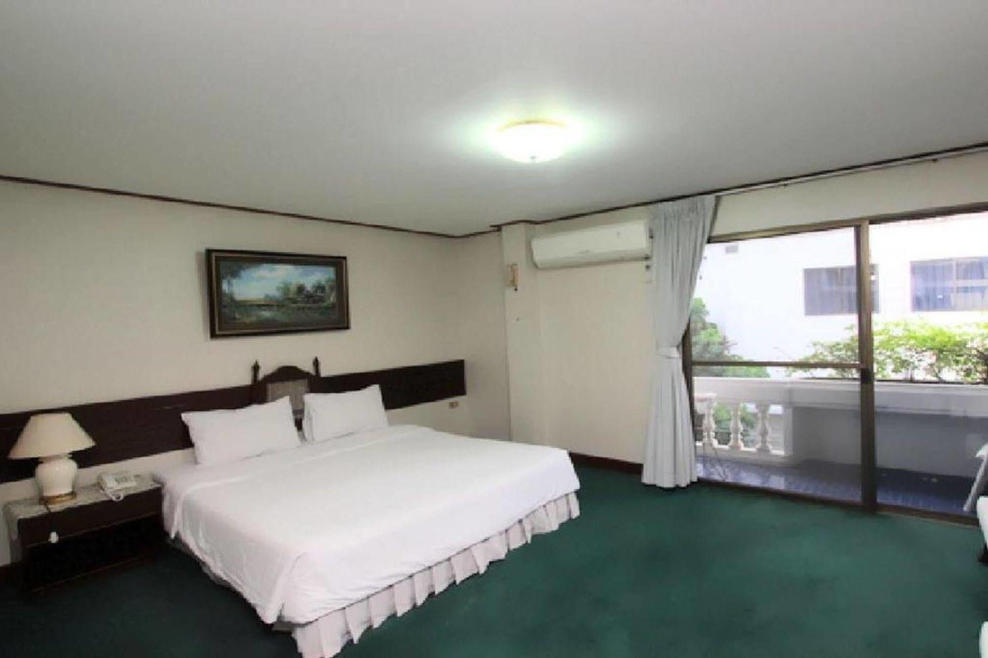 Hotel Baanbusarin Hua Hin