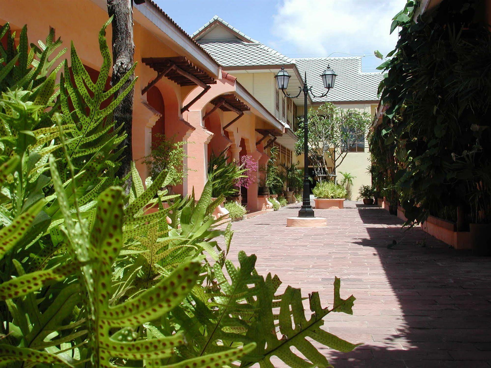 Baan Rajdamnern Resort 3*