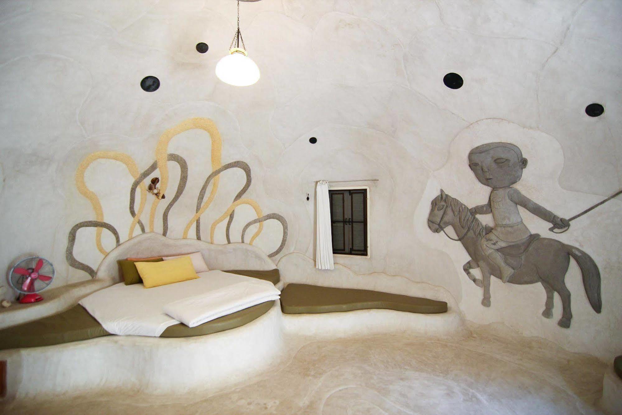 Hotel Naidee Sculptured Huts 2*