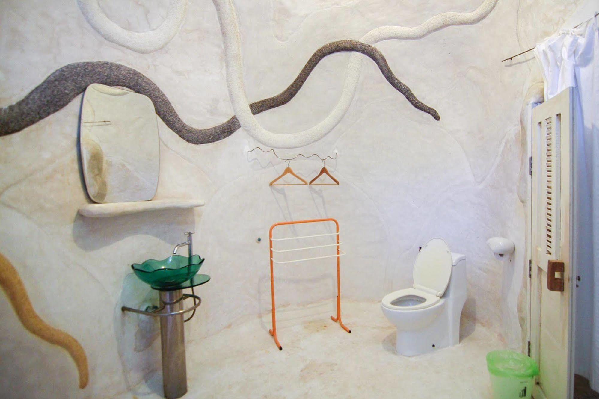 Hotel Naidee Sculptured Huts 2*