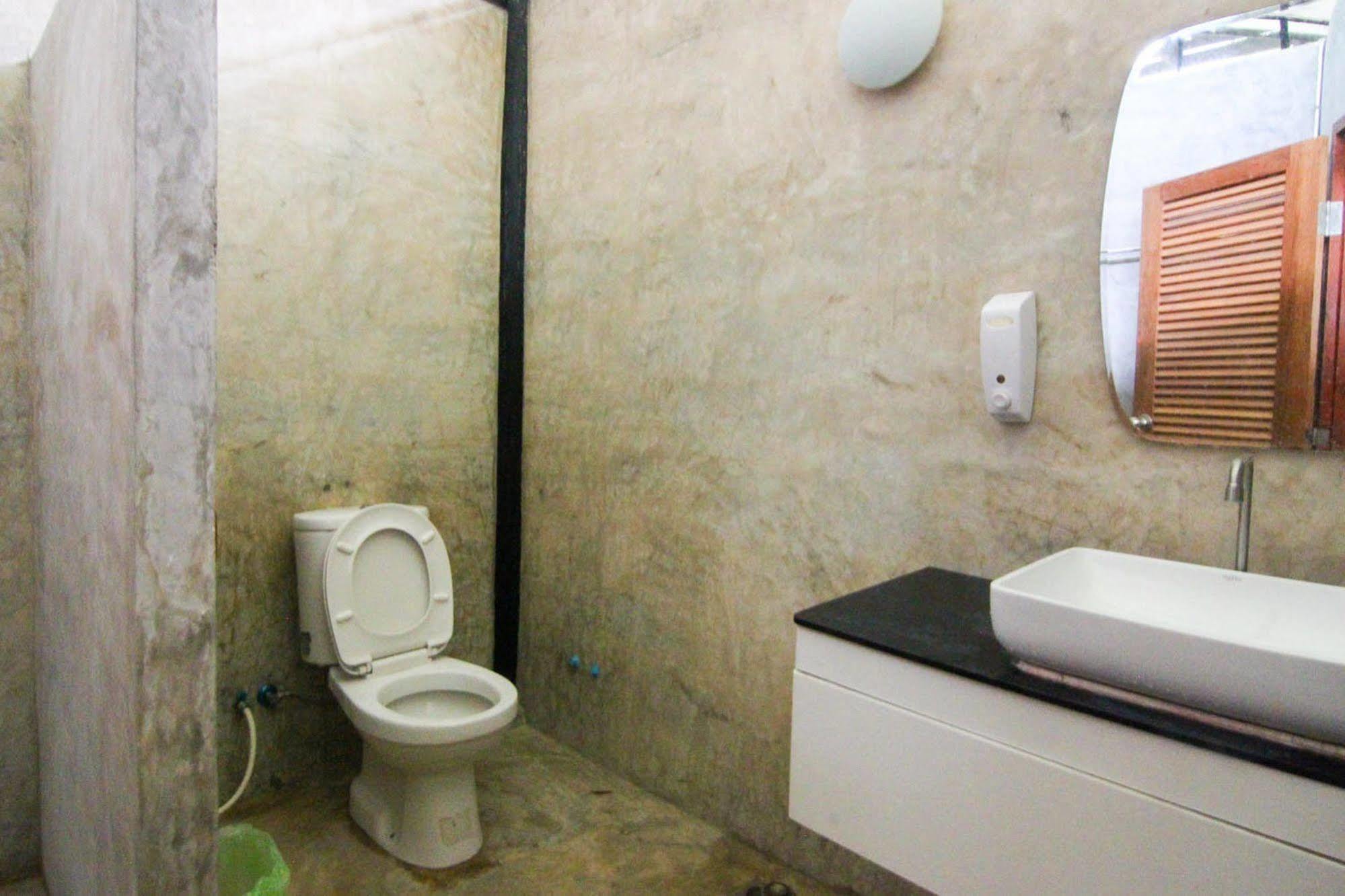 Hotel Naidee Sculptured Huts Hua Hin