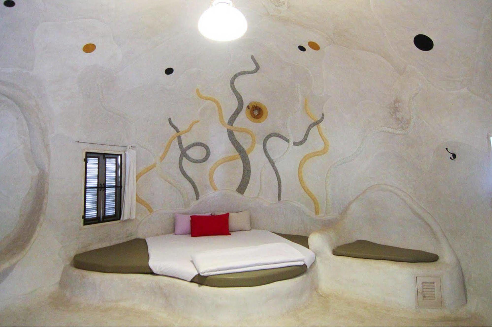 Hotel Naidee Sculptured Huts 2*