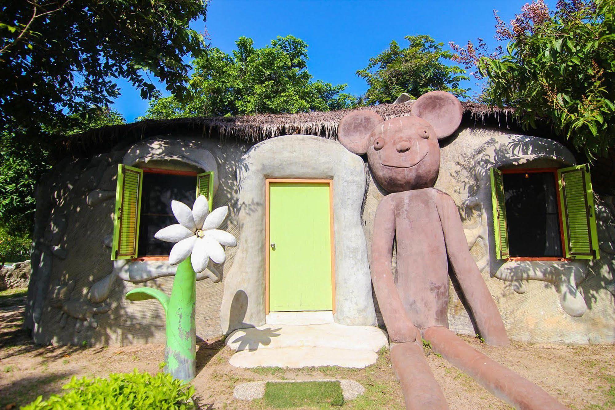 Hotel Naidee Sculptured Huts