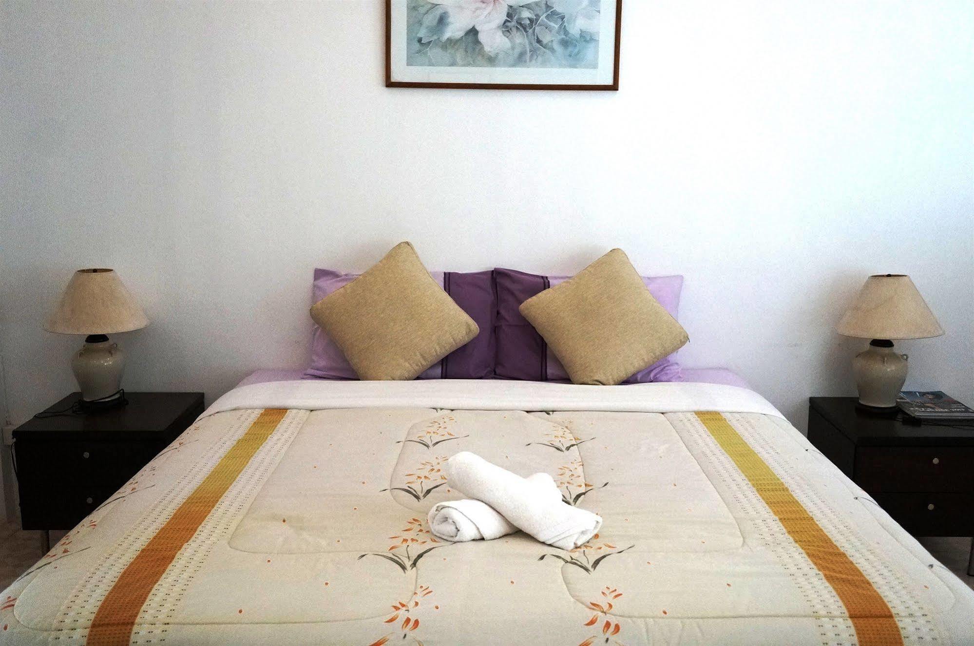 Bed & Breakfast Corner Cafe 2*